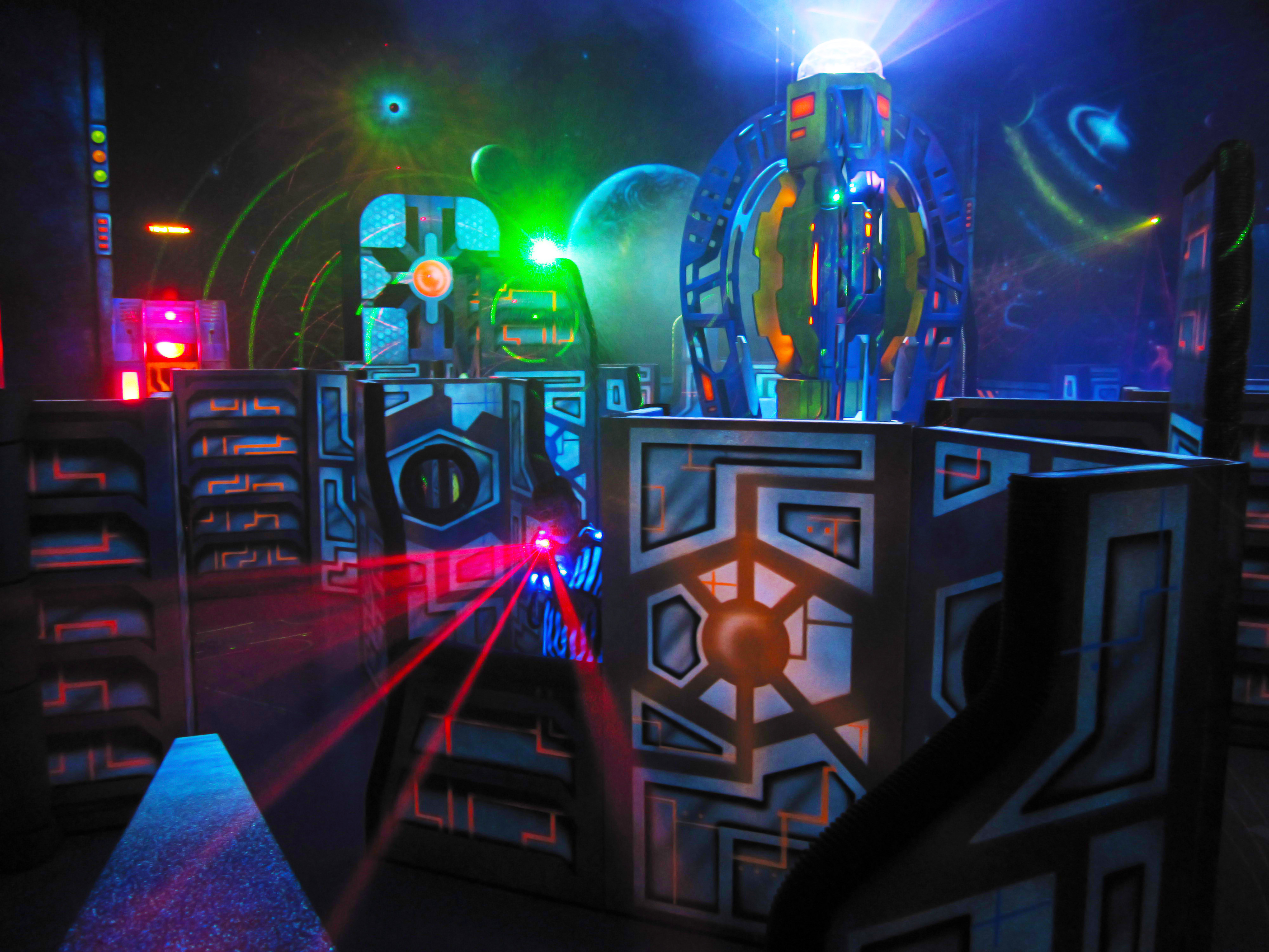 12-Laser-tag-cyber-3.jpg Modernizing Laser Tag: Immersive Experiences in Theme Parks
